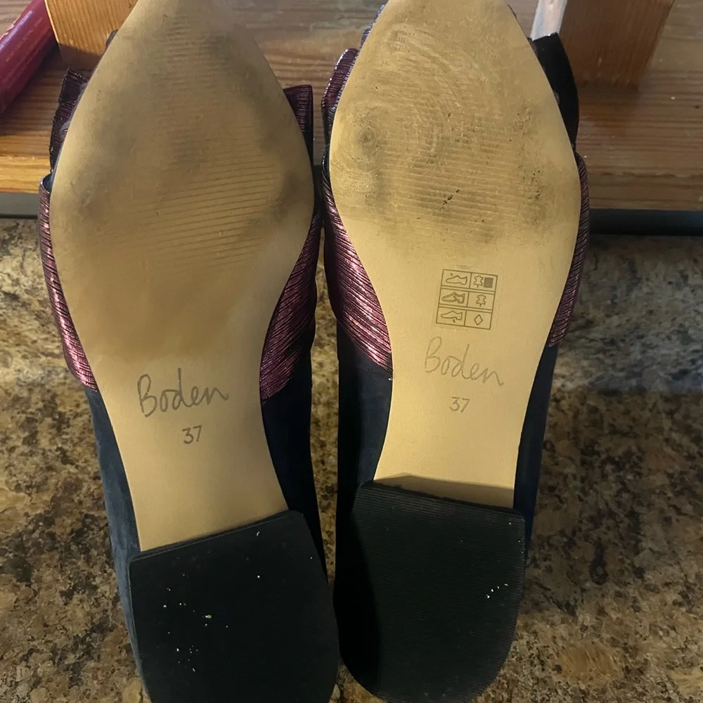 Boden Vanessa Swede Bow Shoes Size 37 US Size 6  Women's‎ Navy and Pom Pom